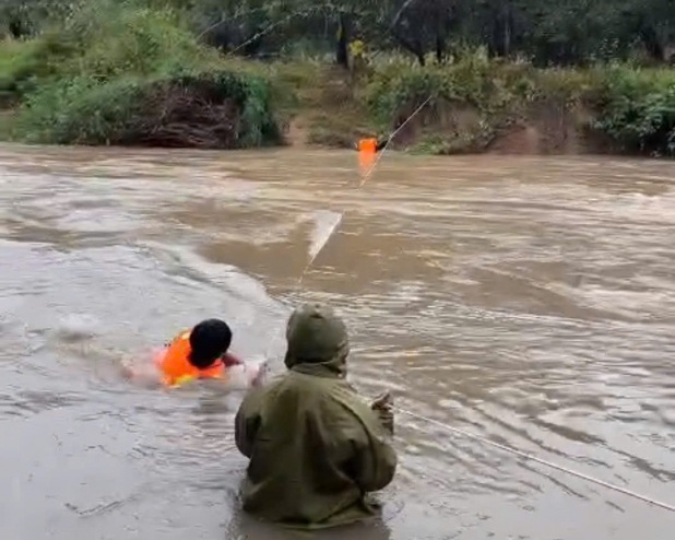 Lực lượng công an triển khai các biện pháp để giải cứu những người bị cô lập - Ảnh: CACC