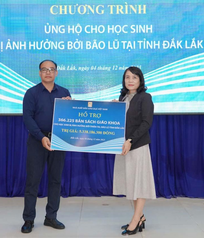 Bà Võ Thị Minh Duyên- Phó Giám đốc Sở GD&ĐT tỉnh Đắk Lắk tiếp nhận sách từ Nhà xuất bản Giáo dục Việt Nam-Ảnh: T. Hương