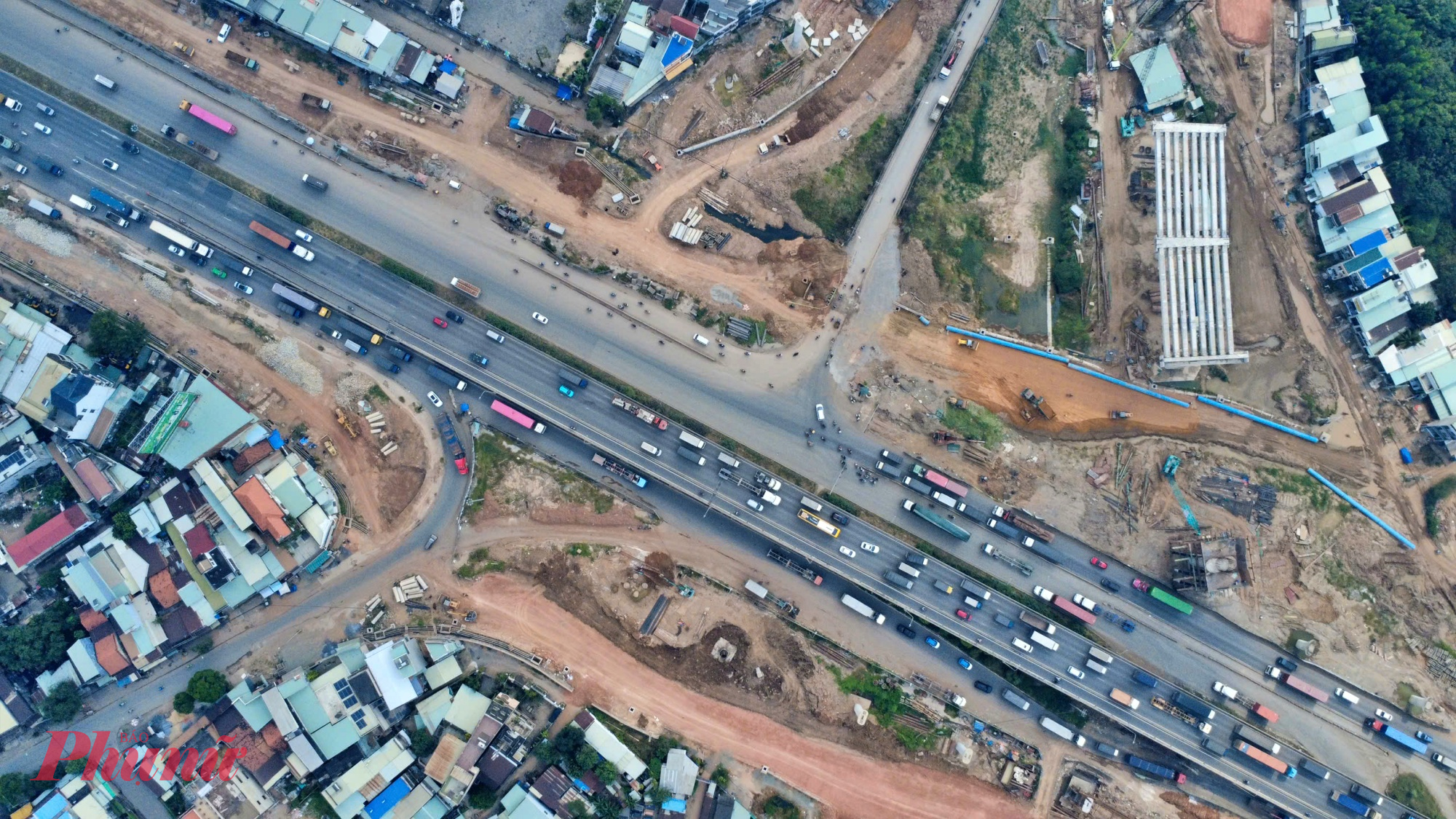 Nút giao Tân Vạn nằm tại vị trí giao cắt phức tạp giữa Quốc lộ 1A, đường Mỹ Phước - Tân Vạn, đường ĐT 743A, đường Nguyễn Xiển và kết nối trực tiếp với cầu Đồng Nai. Công trình thuộc phường Đông Hòa, TPHCM (TP Dĩ An, Bình Dương – trước đây) và giáp ranh TP Thủ Đức (trước đây) - Ảnh: Tứ Quý