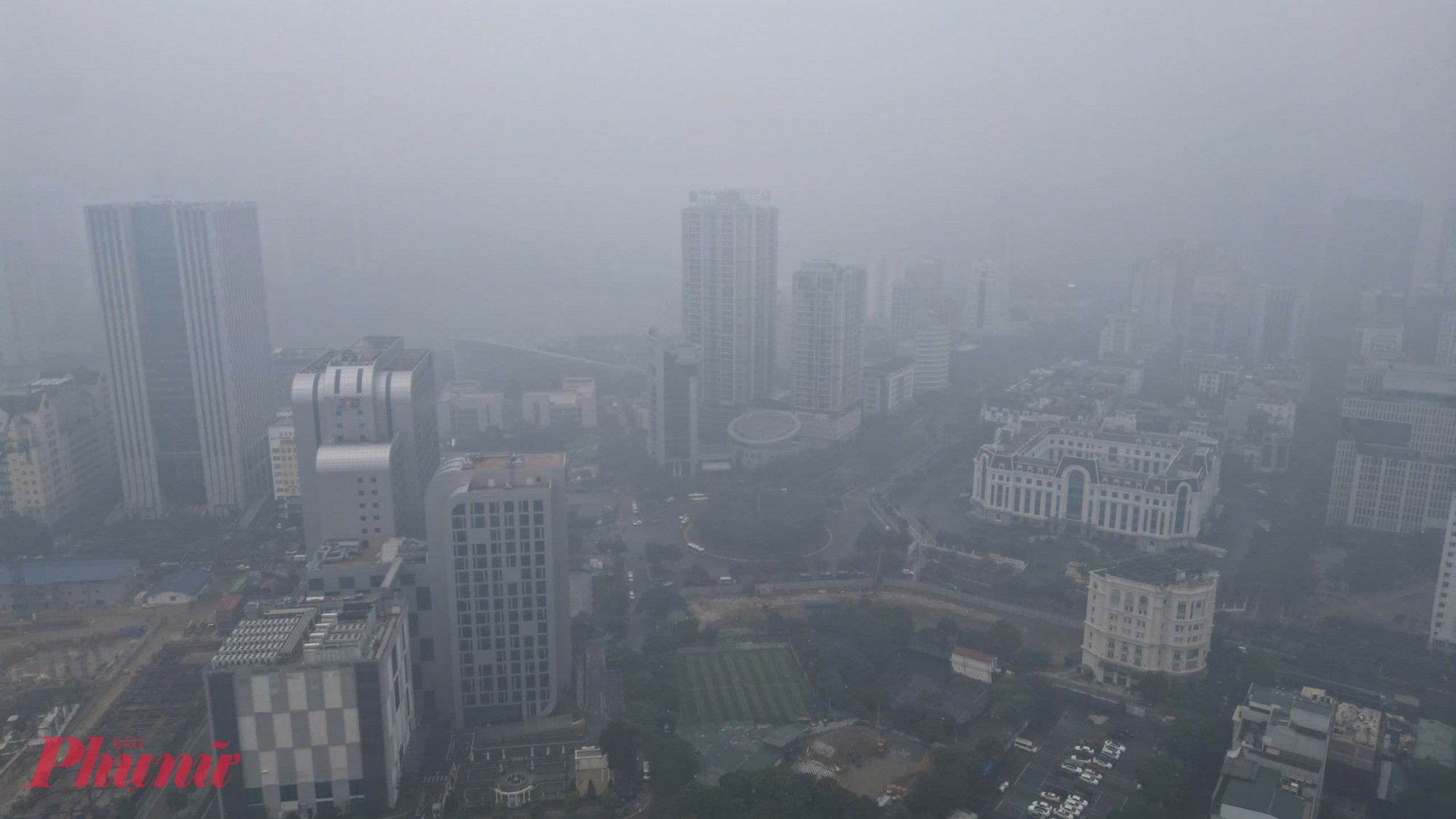 Những ngày đầu tháng 12, bản đồ chất lượng không khí ở Hà Nội liên tục báo động màu đỏ, tím – thậm chí màu nâu, mức nguy hại nhất. Chỉ số chất lượng không khí (AQI) nhiều thời điểm vượt 200, tức nằm trong nhóm “rất xấu”.