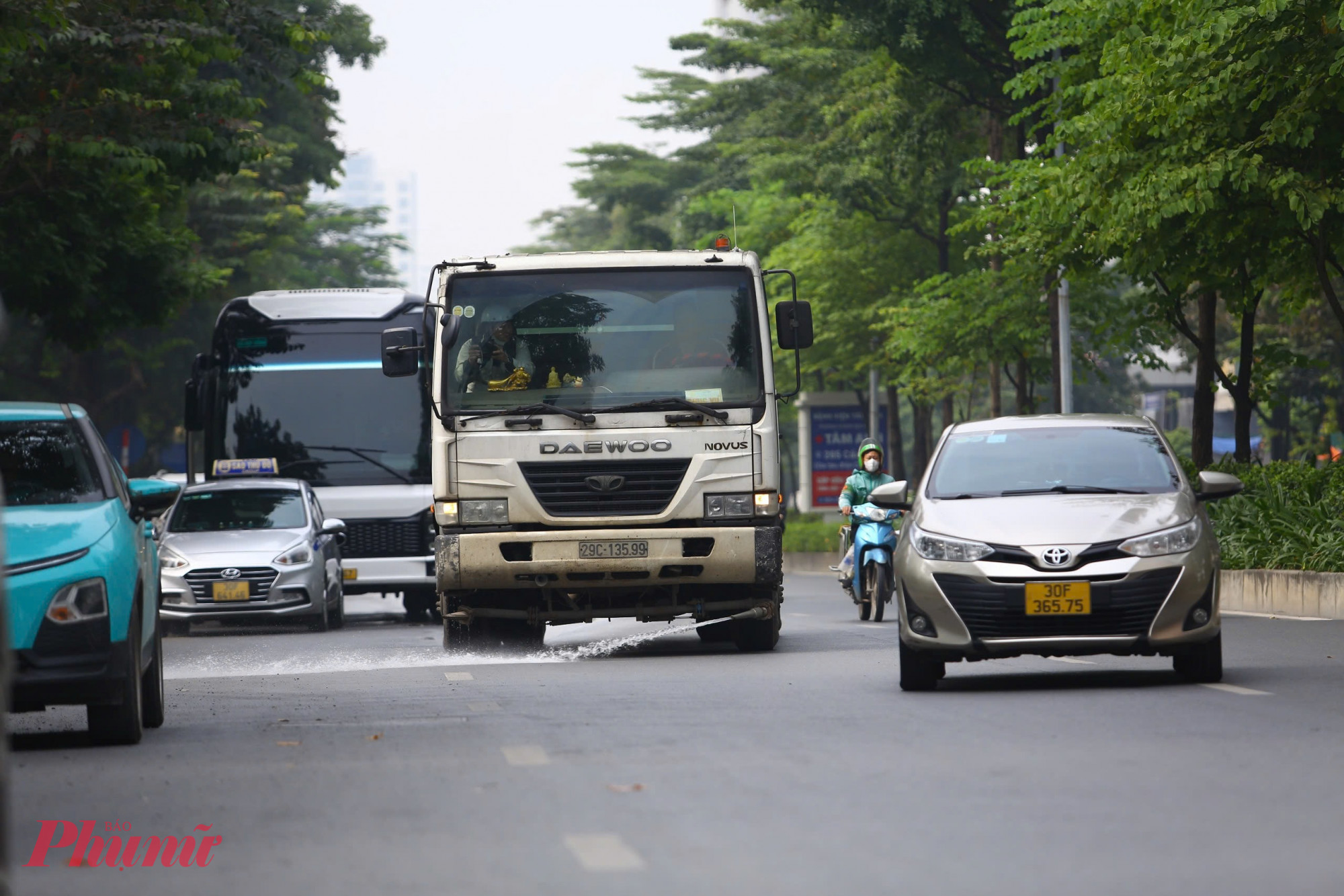 TP Hà Nội khuyến cáo người dân, đặc biệt người già, trẻ em và người có bệnh hô hấp, hạn chế hoạt động ngoài trời và sử dụng khẩu trang trong những ngày chất lượng không khí xuống thấp.