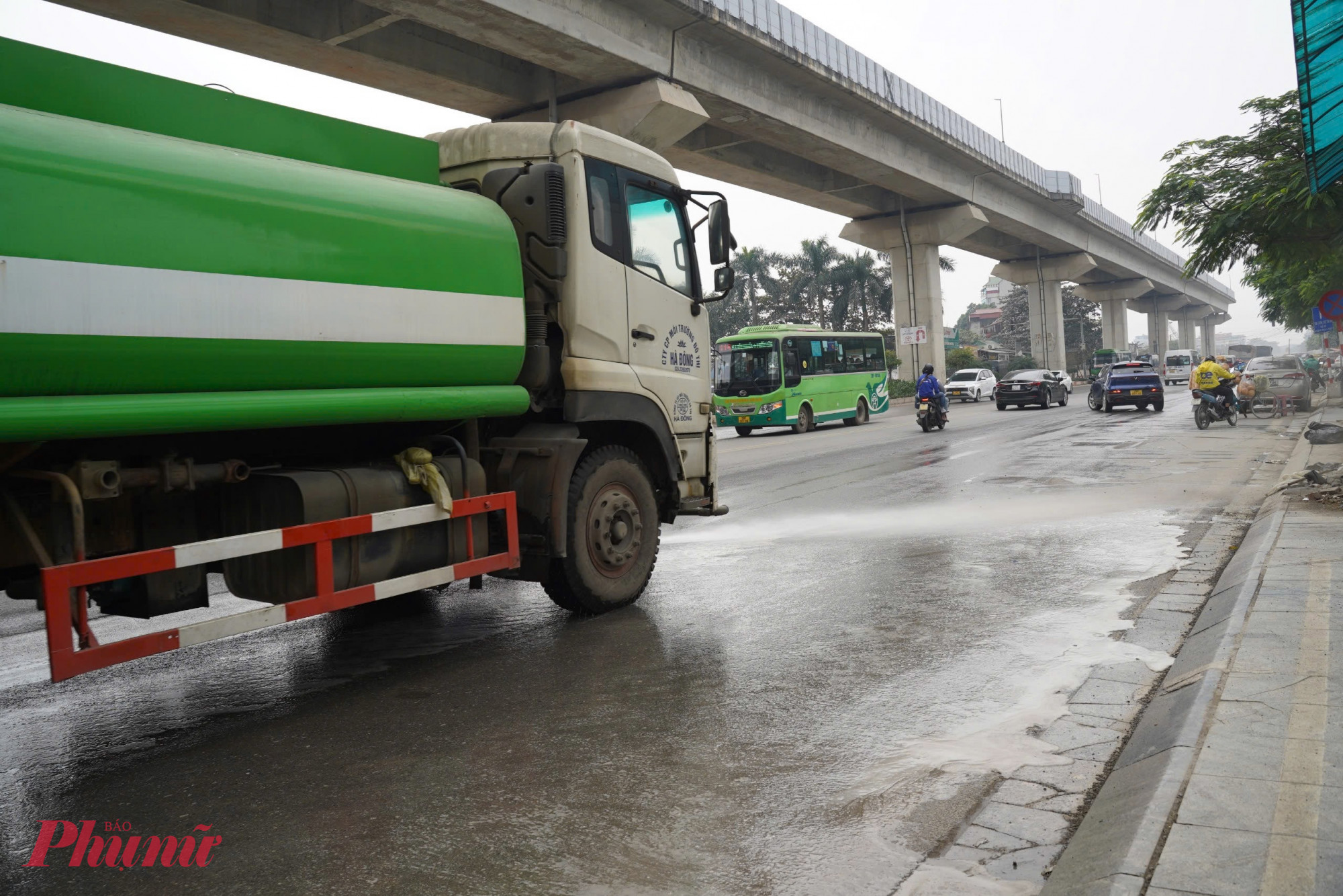 Mỗi chuyến xe rửa đường chứa khoảng khoảng 16 khối nước và có thể rửa được 3 km đường.