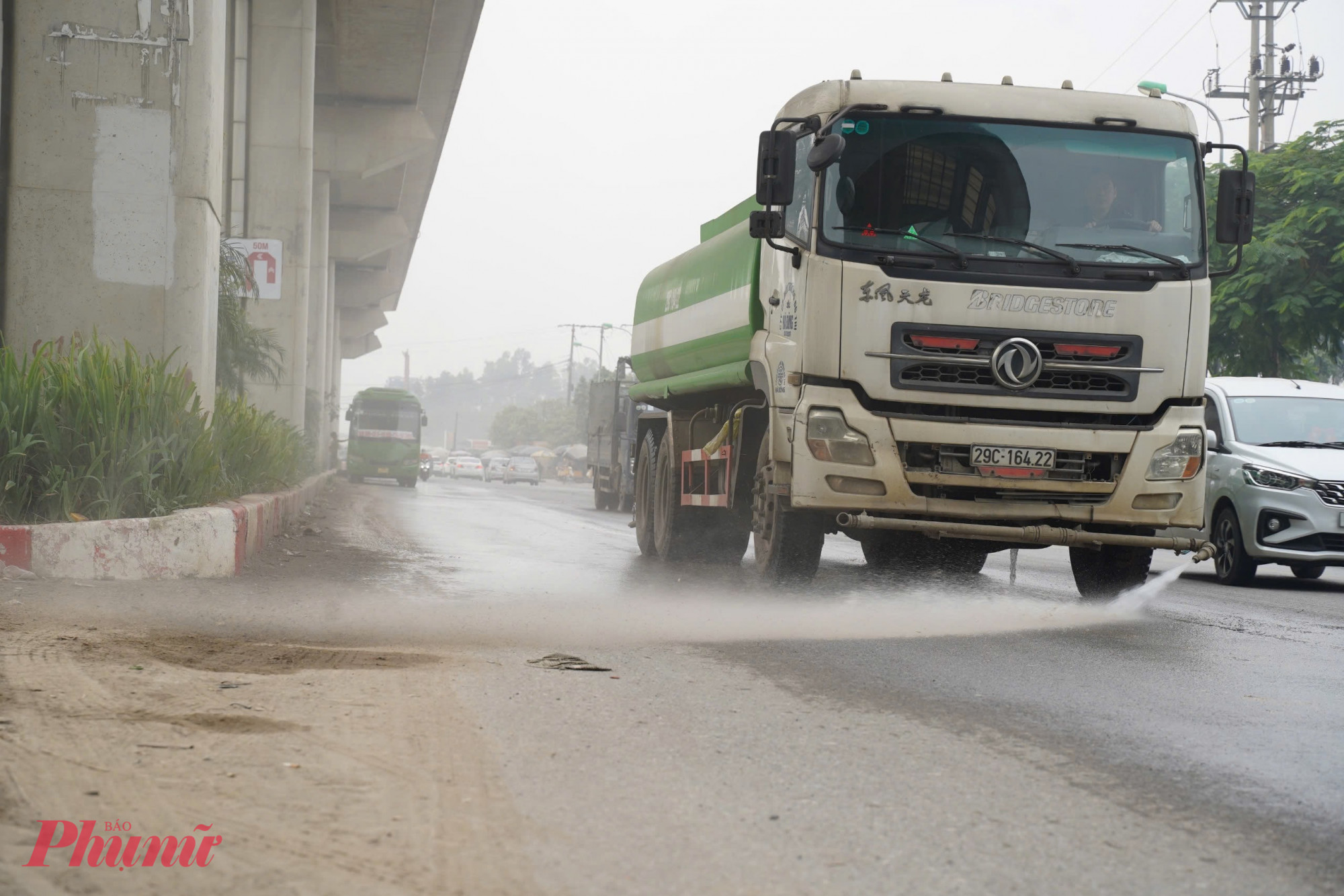 Phun nước giúp bụi không phát tán ra không khí.