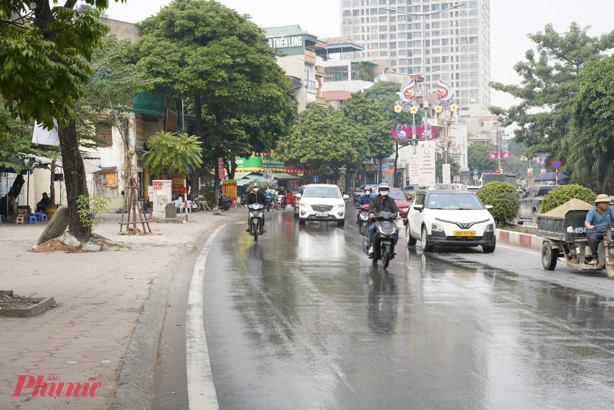 ​Đại diện Urenco cho biết, đơn vị đã nâng tần suất phun nước trên nhiều tuyến phố trung tâm theo chỉ đạo của TP Hà Nội. Mục tiêu là nhằm giảm bụi phát tán, cải thiện chất lượng không khí và làm sạch cảnh quan khu vực.