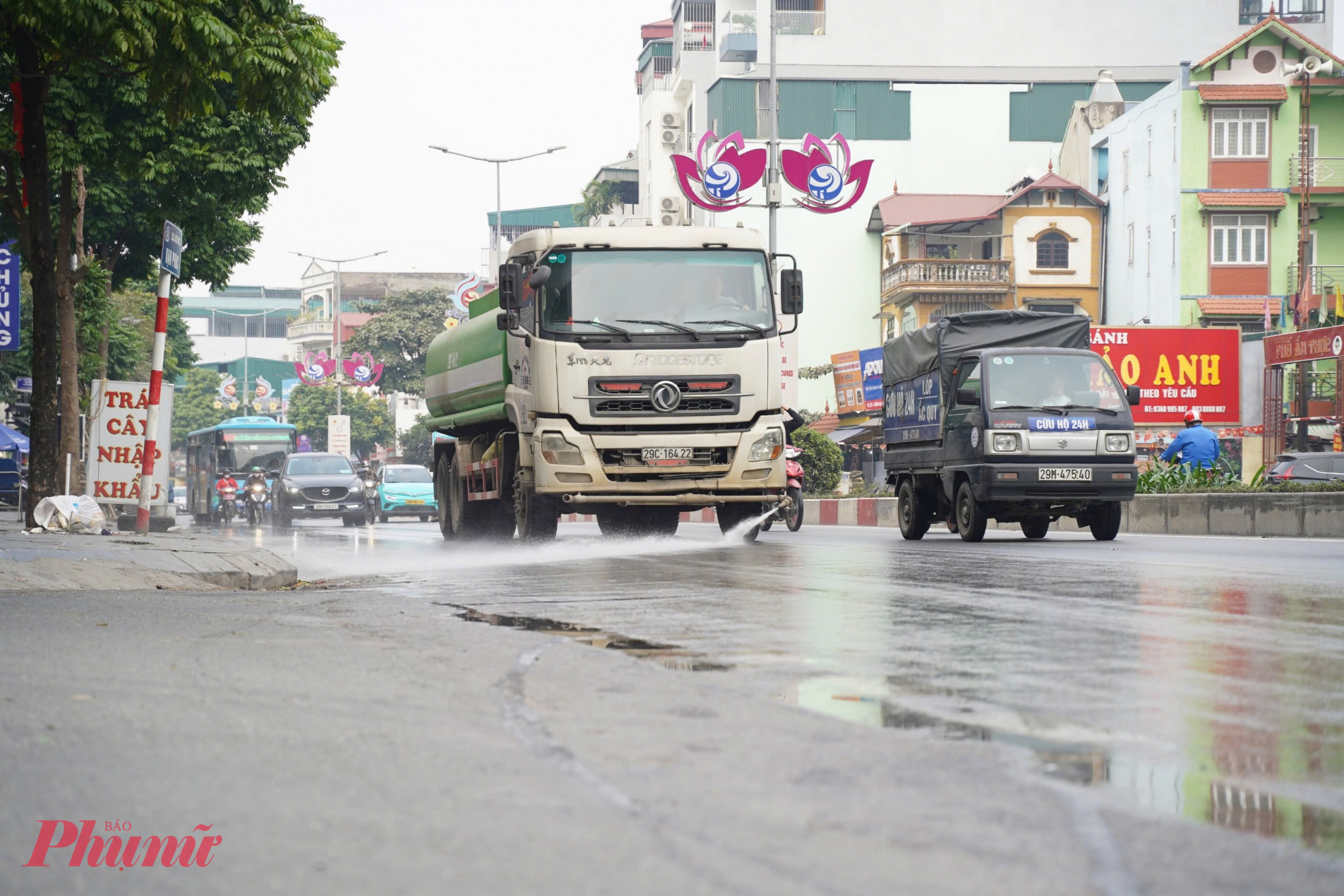 Ngày 4/12, trên nhiều tuyến phố Hà Nội, xe rửa đường của các công ty môi trường đã đồng loạt hoạt động, phun nước xuống mặt đường nhằm hạn chế bụi phát tán.
