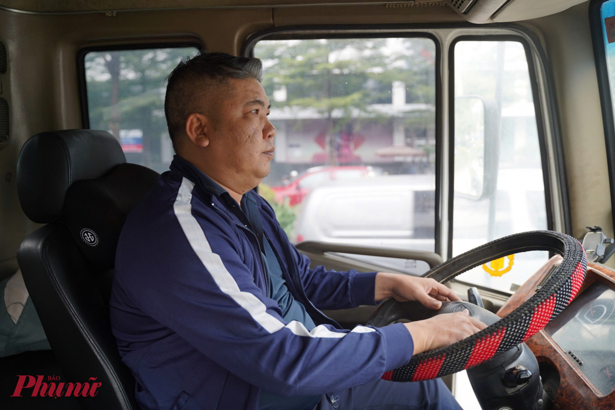 Tài xế Nguyễn Khắc Sơn (Công ty Môi trường đô thị Hà Nội - Urenco) cho biết: “Những ngày qua Hà Nội ô nhiễm nặng nên công ty yêu cầu chúng tôi tăng cường thêm các chuyến rửa đường. Hôm nay, thay vì kết thúc ca vào khoảng 12g trưa như thường ngày, tôi tăng cường đến 15g30 để hoàn thành các tuyến được giao.