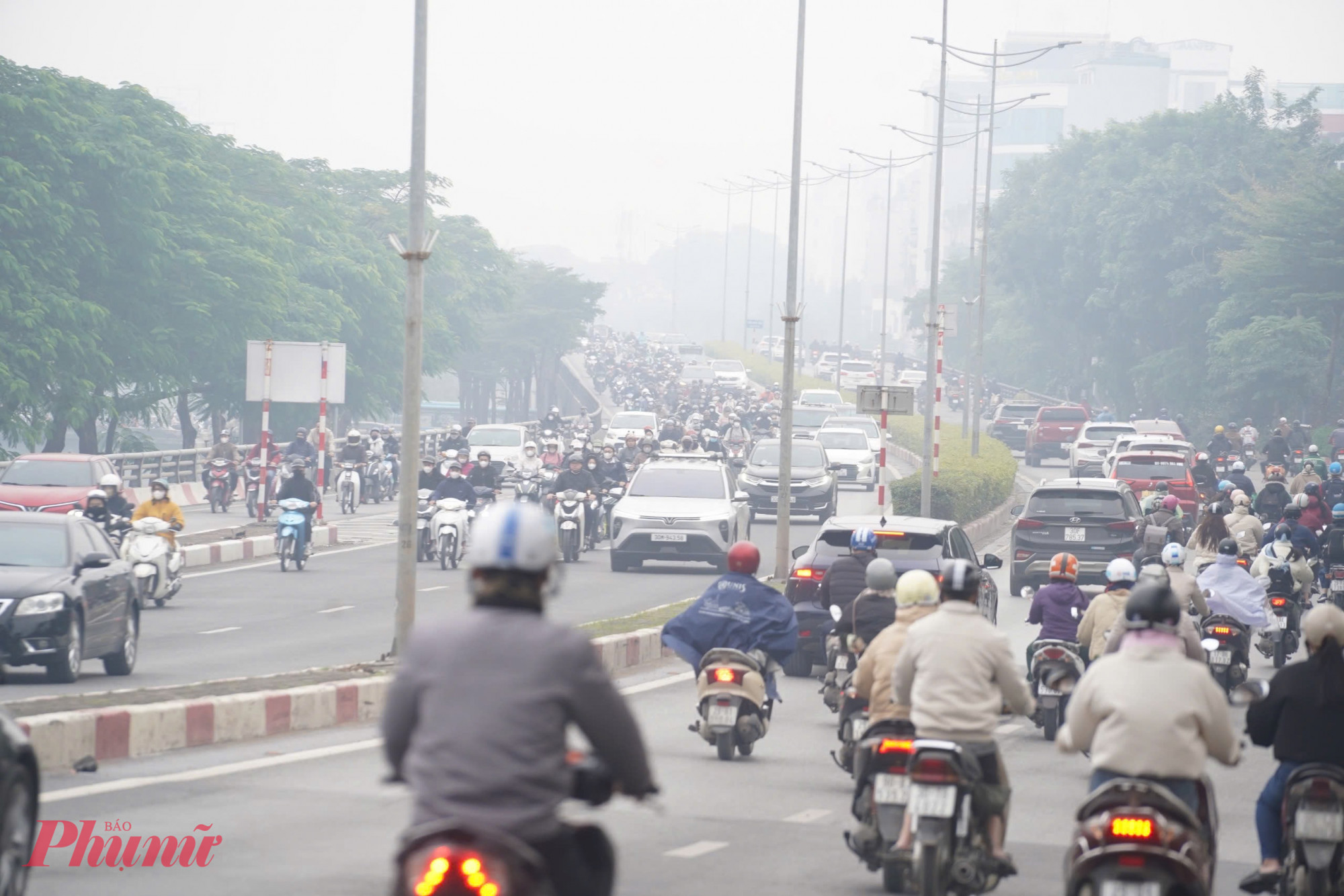 Mức độ ô nhiễm không khí kéo dài gây ảnh hưởng tới sức khỏe cho người dân. Người đi xe máy dễ gặp tình trạng cay mắt, khô cổ, khó chịu mỗi khi di chuyển trong lớp bụi dày.