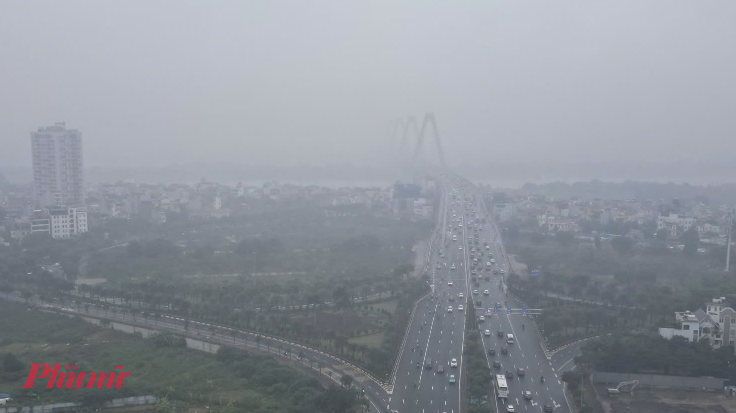 Trong bối cảnh chỉ số AQI liên tục ở mức nguy hiểm, UBND TP. Hà Nội đã ban hành công văn yêu cầu tăng cường các biện pháp cấp bách nhằm kiểm soát ô nhiễm không khí. Theo đó, thành phố sẽ tăng cường xe rửa đường, thí điểm phun sương tại khu dân cư.... với mục tiêu nhanh chóng cải thiện chất lượng không khí và bảo vệ sức khỏe người dân.