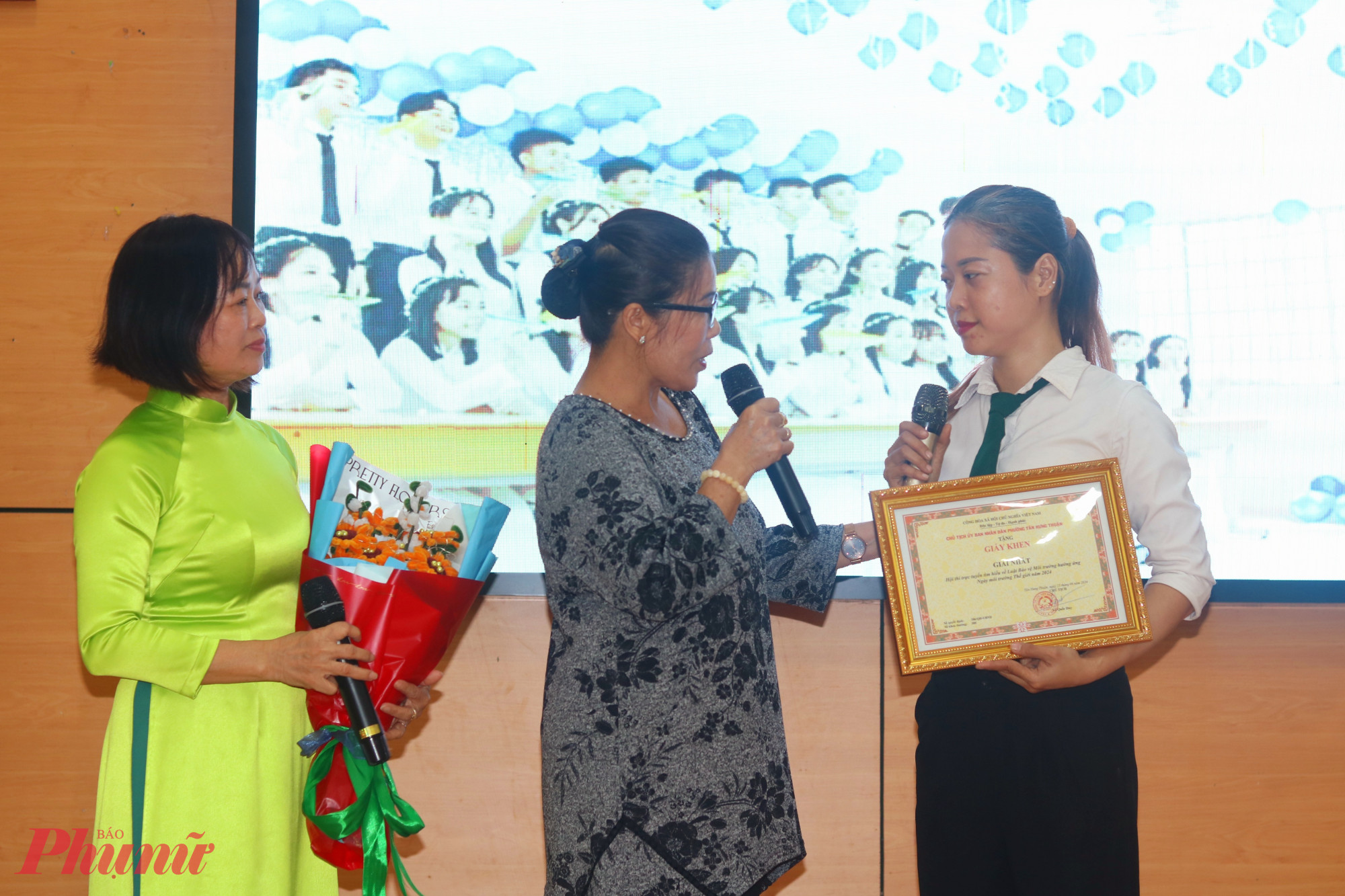 Tiểu phẩm Con là chính con kể câu chuyện về giới tính của cô nữ sinh cấp ba. Vượt lên định kiến, em sống vui vẻ, nỗ lực học giỏi và hoà đồng với bạn bè - Ảnh: Mẫn Nhi