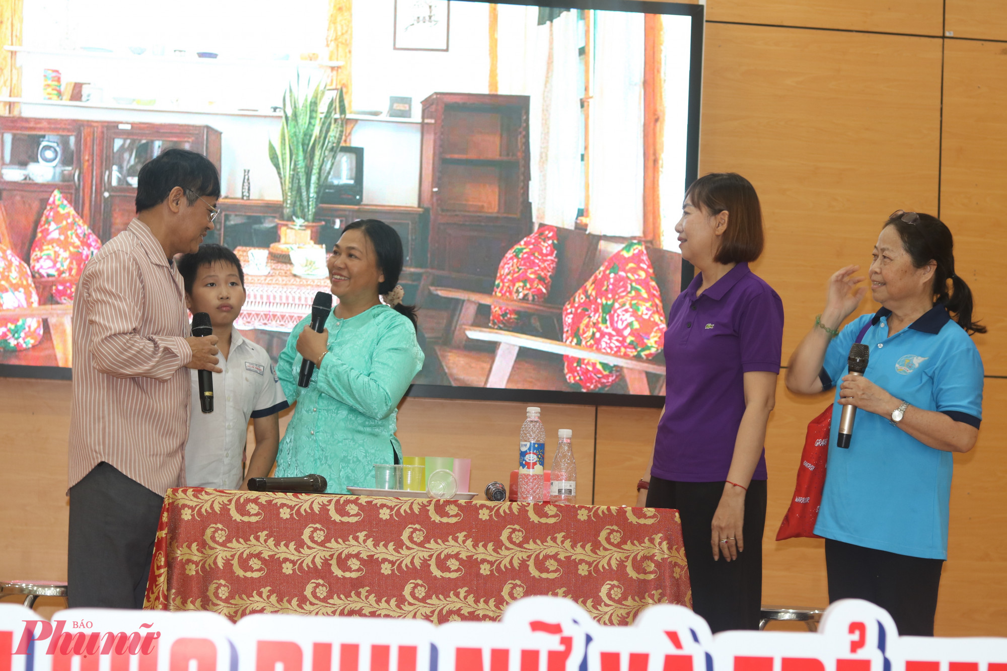 Tiểu phẩm Khi cánh cửa mở ra - Ảnh: Mẫn Nhi