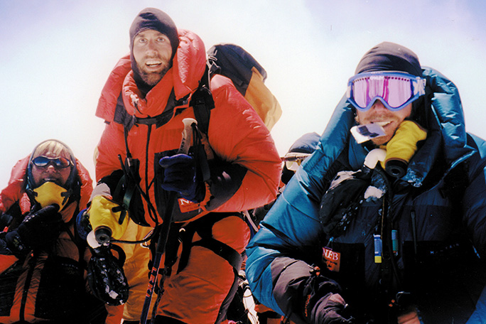 Erik chinh phục đỉnh Everest năm 2001. - Ảnh: Erik
