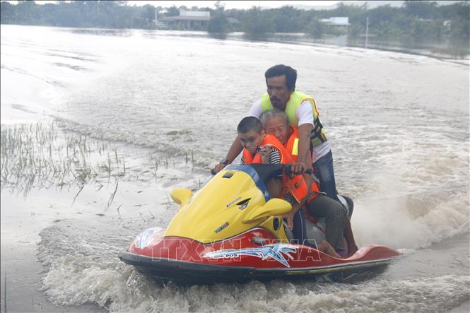 Lực lượng tình nguyện viên hỗ trợ di dời khẩn cấp người dân bị ngập đến nơi an toàn
