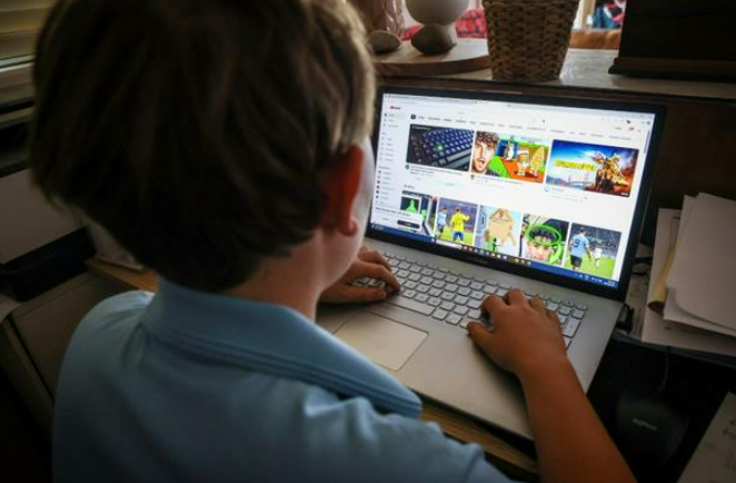 Facebook và Instagram bắt đầu đóng 500.000 tài khoản của người dùng dưới 16 tuổi vào ngày 4/12 khi hạn chót của lệnh cấm mạng xã hội tại Australia đến gần.