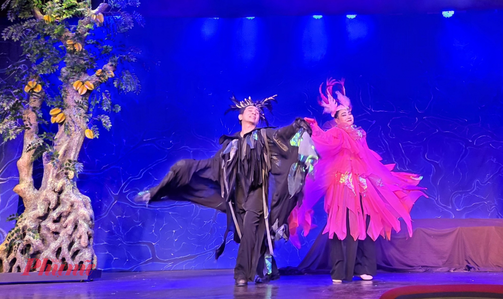 Chúng ta sẽ nhìn thấy quạ hồng hay quạ đen, cũng là câu hỏi rất thú vị mà người nghệ sĩ gửi gắm đến khán giả tri âm.