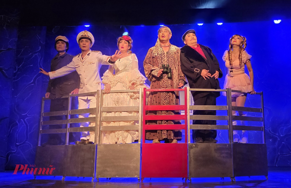 Quạ hồng tung cánh đưa khán giả xuyên qua nhiều không gian