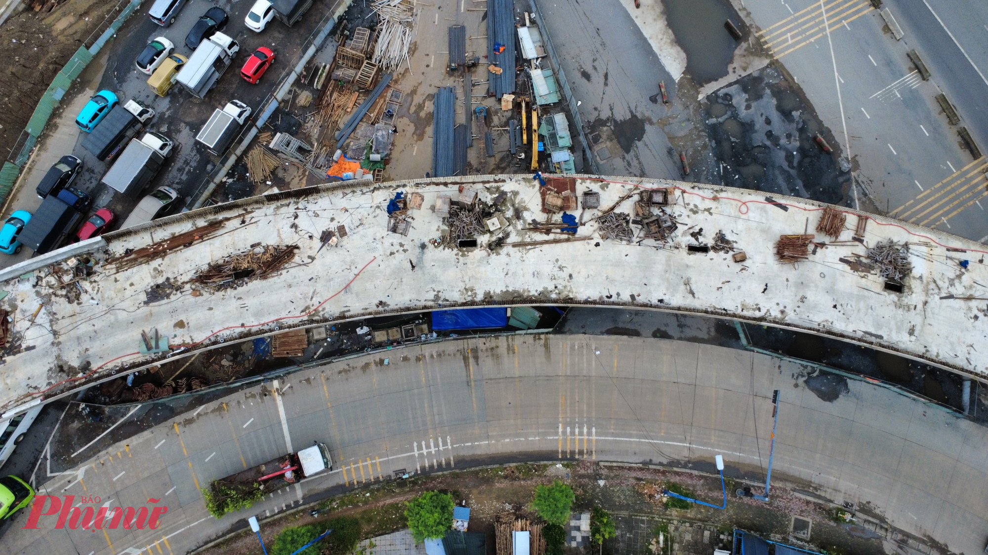 Công nhân đang đang khẩn trương thi công các hạng mục như lan can cầu, hệ thống thoát nước,.. để chuẩn bị trải thảm nhựa mặt đường. 