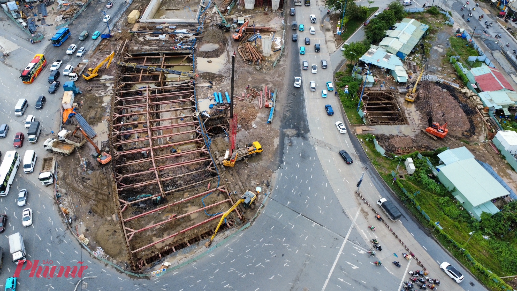 Hầm có chiều dài 760m, quy mô bốn làn xe hai chiều và đã hoàn thành khoảng hơn 75% khối lượng.