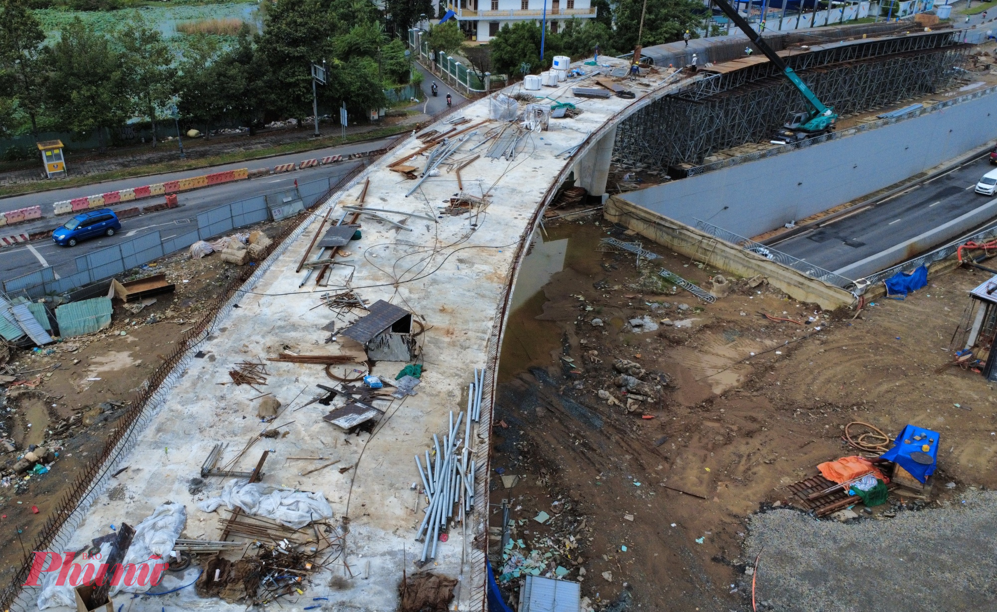 Mặt nhịp giữa cầu đã hoàn thành đổ bê tông.