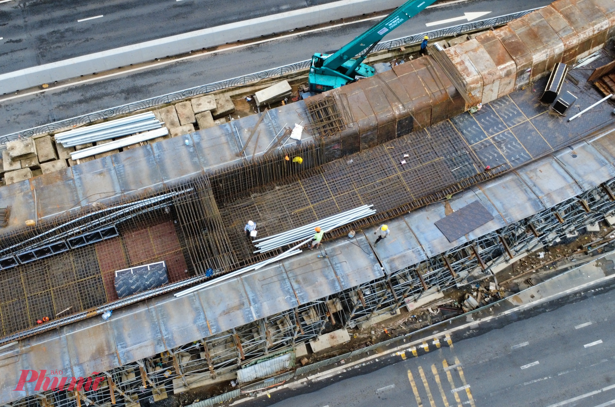 Công nhân thi công nhịp dẫn cầu