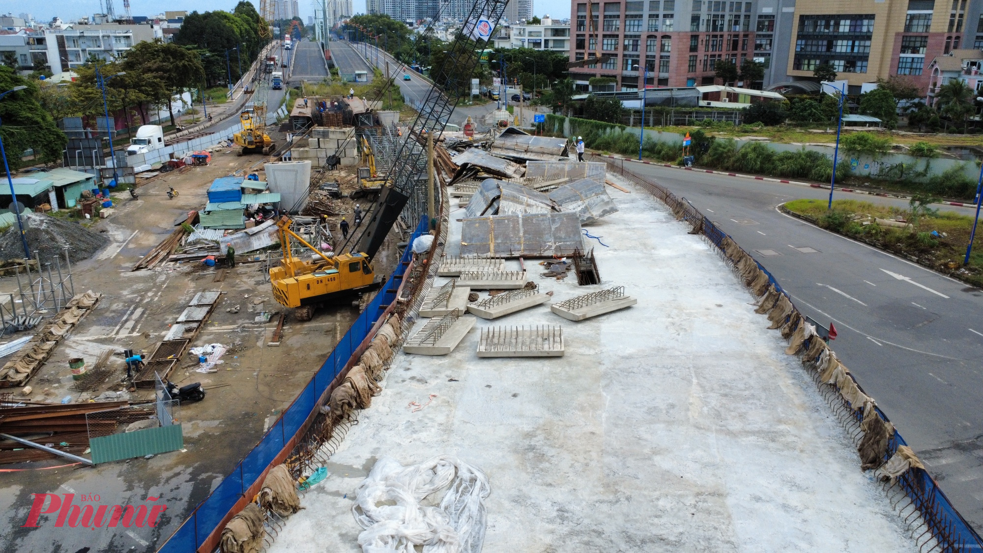 Song song với một nhánh cầu sắp hoàn thiện, các trụ cầu trụ cầu các nhánh N3 và N4 đang được hoàn thiện theo từng đoạn