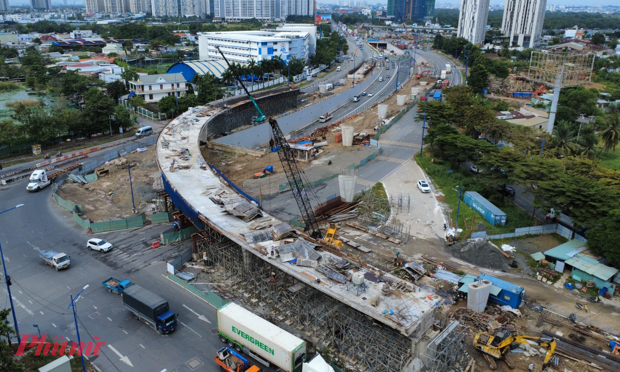 Tại khu vực kết nối với đường Đồng Văn Cống, một nhánh cầu cũng sắp hoàn thiện. Phần nhịp giữa cầu đã hoàn thành kết cấu, đang thi công hai nhịp đường dẫn lên cầu. 