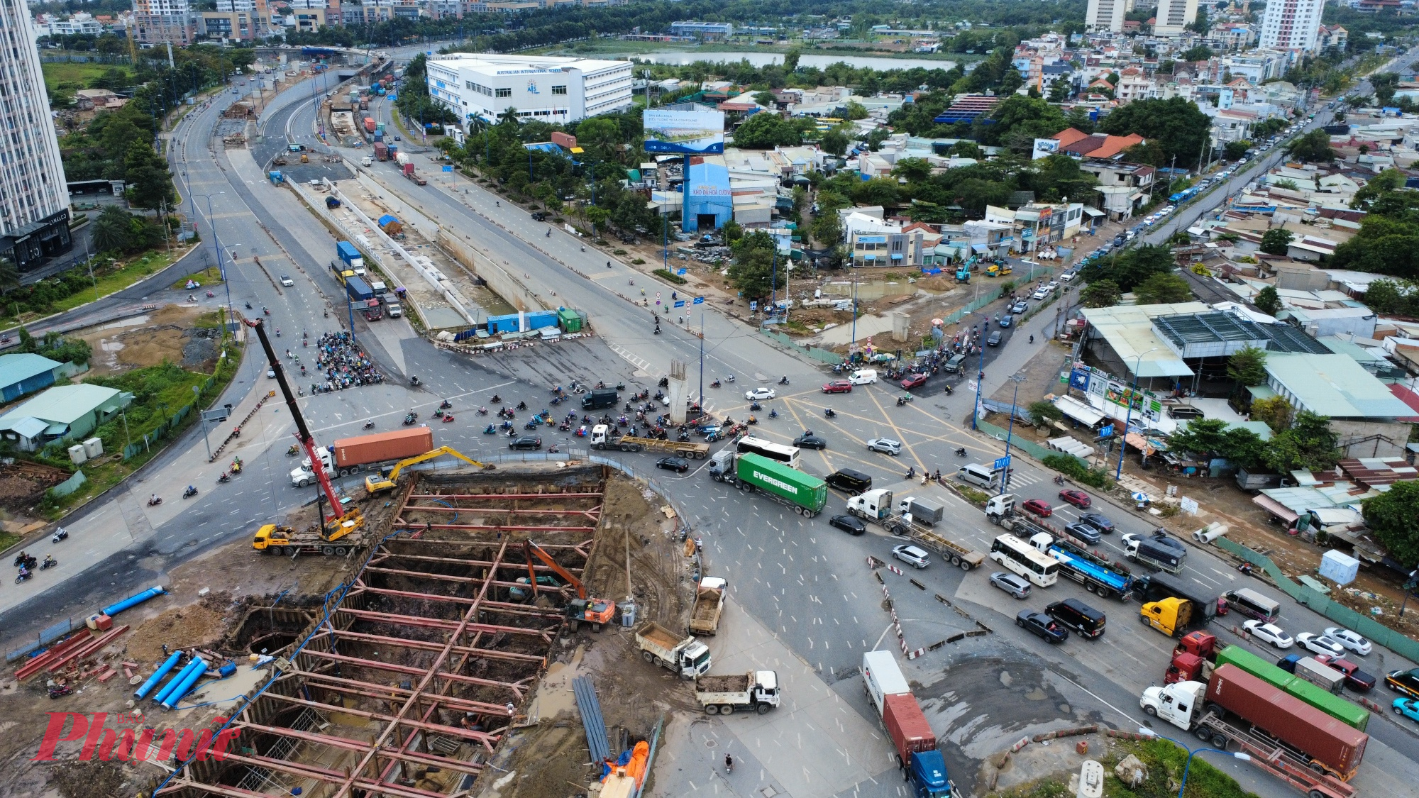 Tính đến tháng 12/2025, công trường nút giao An Phú (TP Thủ Đức – trước đây) vẫn là một đại công trường với hàng trăm công nhân và máy móc thi công liên tục. Dự án, được kỳ vọng giải quyết điểm nghẽn giao thông cửa ngõ phía Đông, hiện đã chậm tiến độ khoảng 12 tháng so với kế hoạch ban đầu.