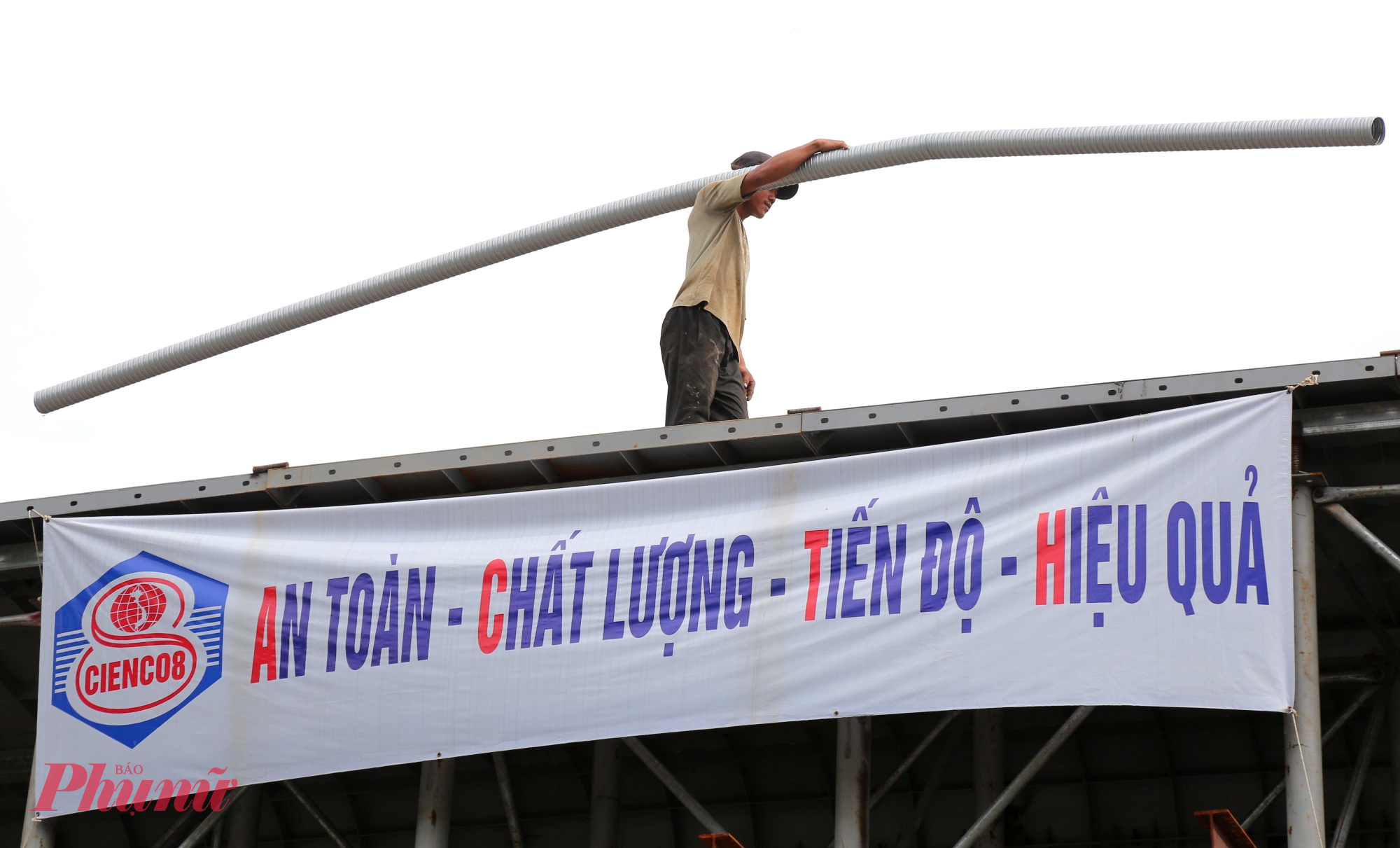 Công nhân thi công tại nhánh cầu nối giữa đại lộ Mai Chí Thọ và đường Đồng Văn Cống.