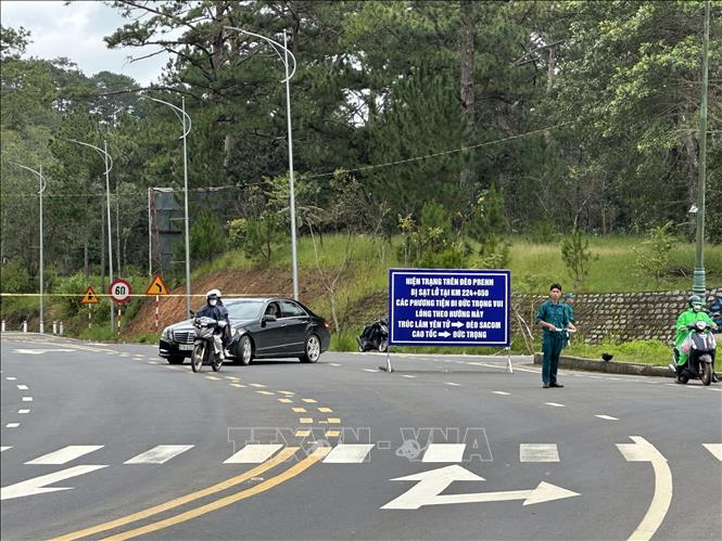Lực lượng chức năng hướng dẫn các phương tiện di chuyển theo hướng đèo Sacom. 