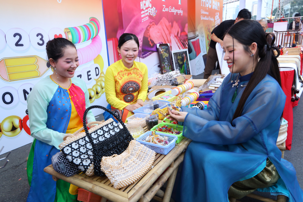 Các gian hàng quảng bá sản phẩm điểm đến TPHCM tại buổi lễ kích hoạt Tuần lễ Du lịch TPHCM.