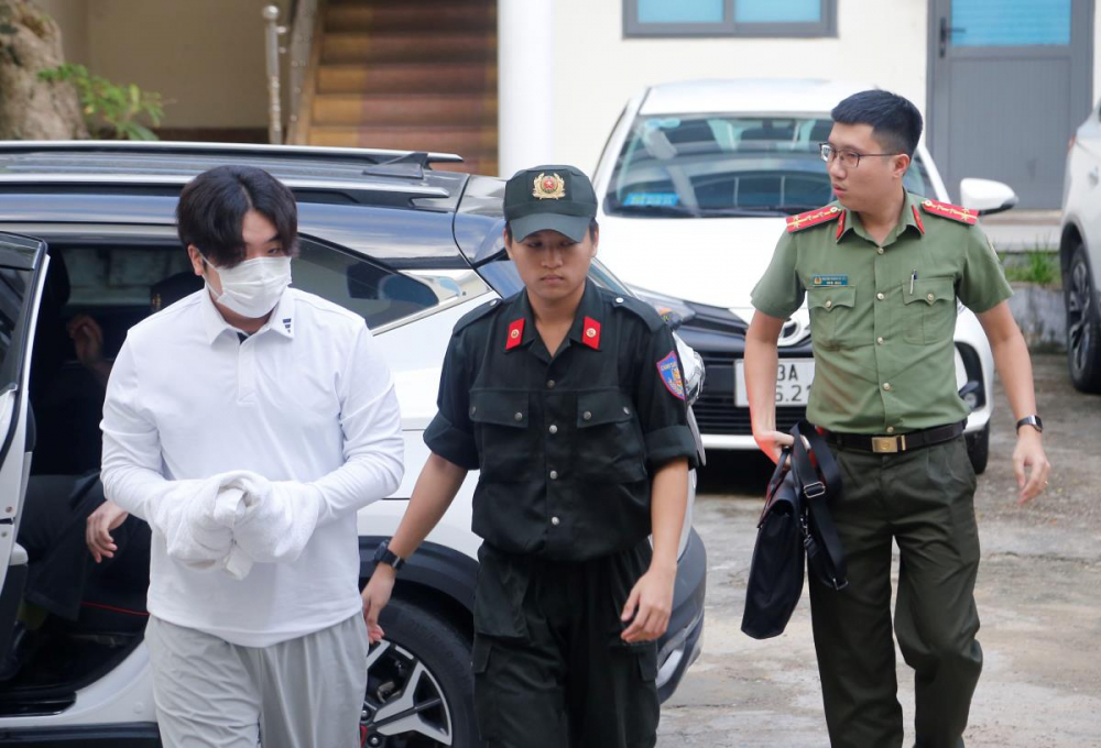 Cơ quan chức năng Công an TP Đà Nẵng đưa các đối tượng ra sân bay để bàn giao cho cơ quan chức năng Hàn Quốc.