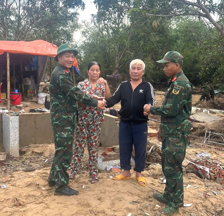 Gia đình ông Bộ vui mừng khi nhận được vàng bị lũ chôn dưới bùn đất-Ảnh: Tuy Hòa Young TV