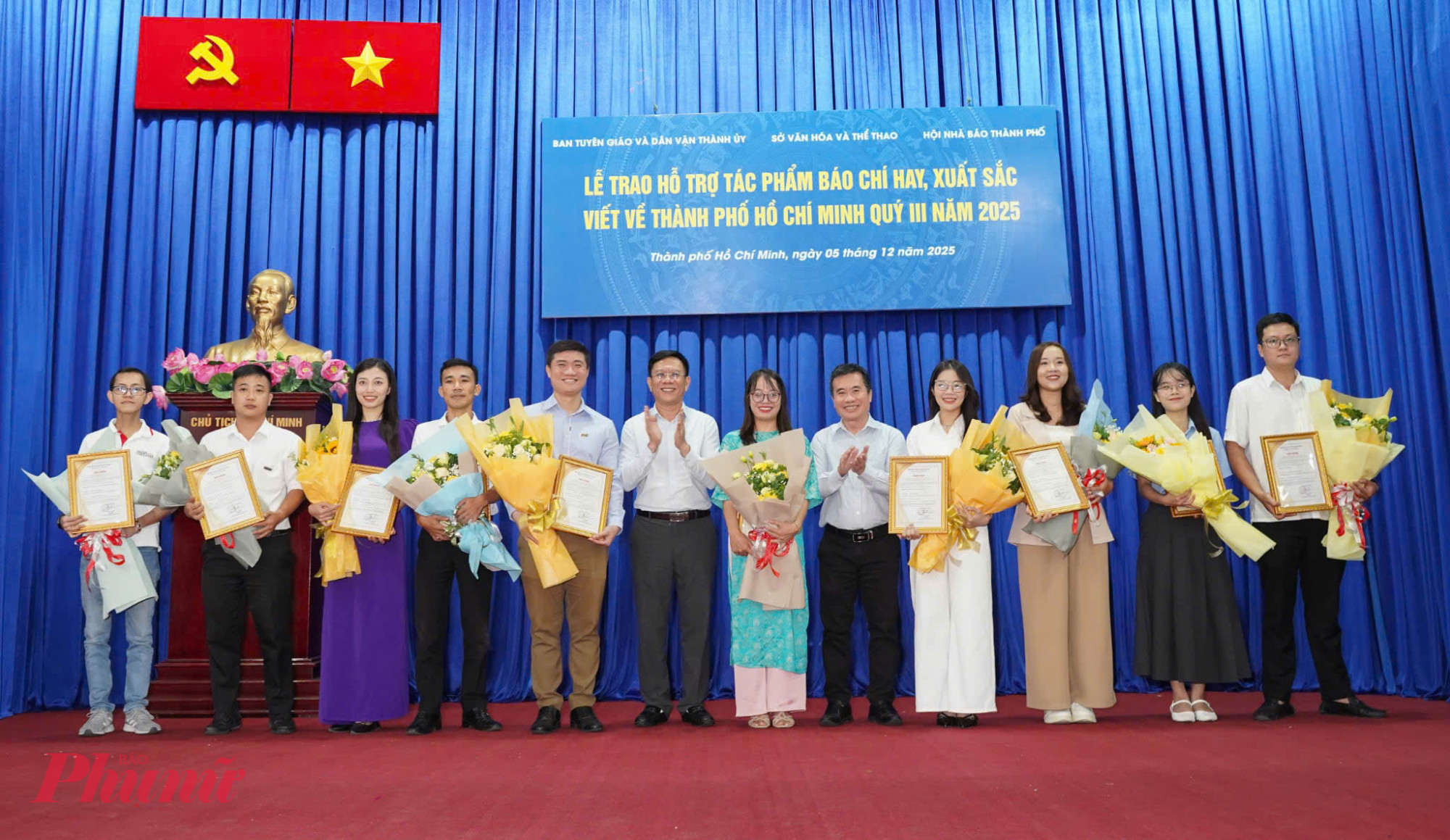 Tác giả Nhã Chân (thứ 3 từ trái qua) - Báo Phụ nữ TPHCM nhận 