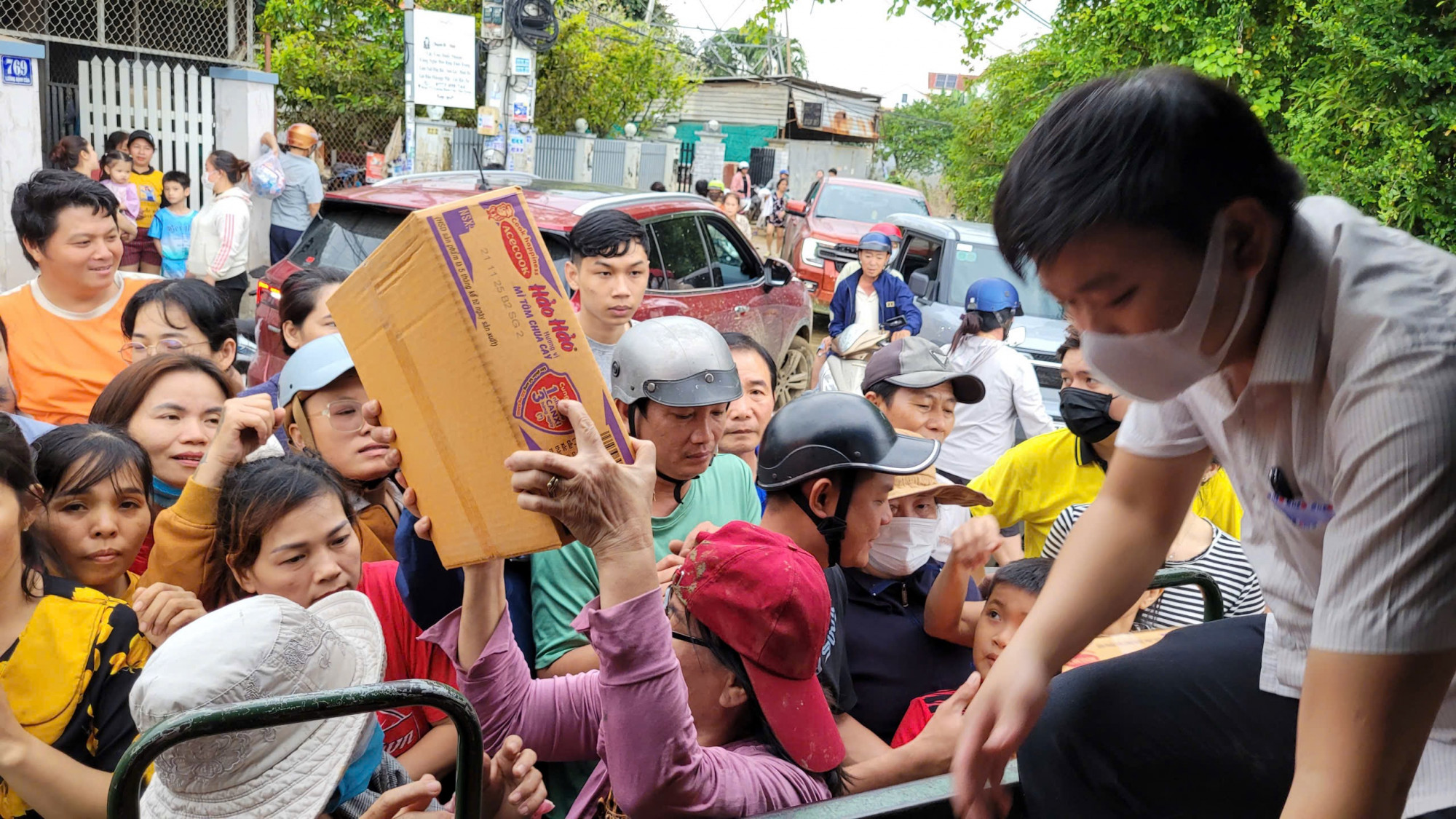 Sản phẩm đến với và con vùng lũ Đắk Lắk (Phú Yên cũ) - Ảnh: Acecook Việt Nam