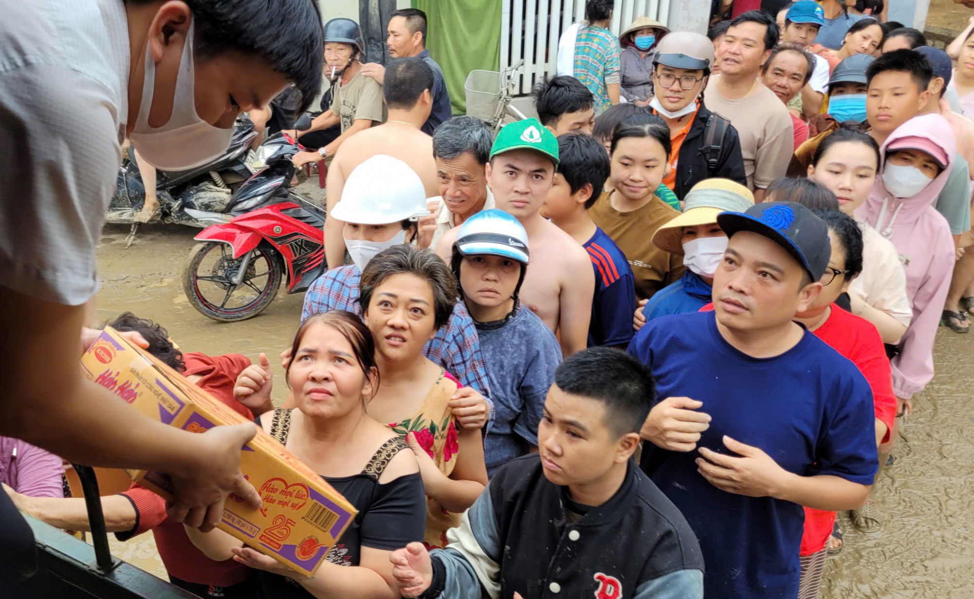 Sản phẩm đến với và con vùng lũ Khánh Hòa - Ảnh: Acecook Việt Nam