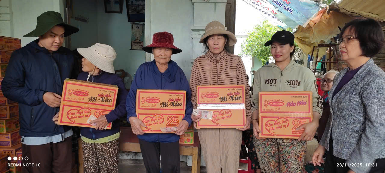 Sản phẩm đến với và con vùng lũ Khánh Hòa - Ảnh: Acecook Việt Nam