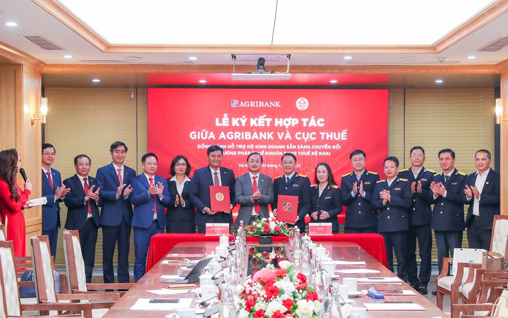 Đại diện lãnh đạo Agribank và Cục Thuế chúc mừng ký kết hợp tác thành công - Ảnh: Agribank
