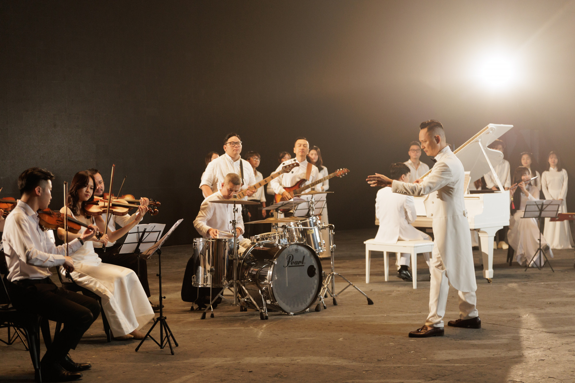 Nhạc sĩ Nguyễn Hải Phong làm việc với các cộng sự trên trường quay