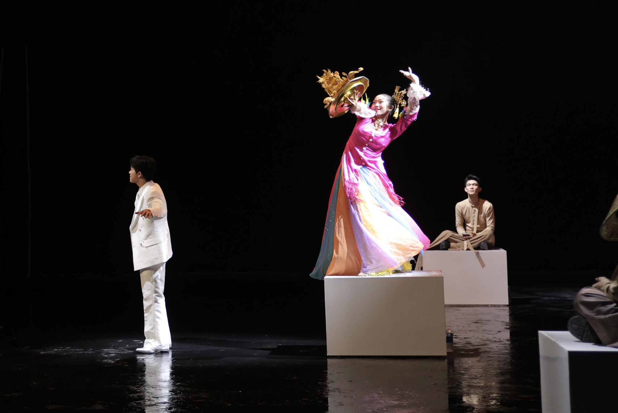 Một cảnh trong MV tái hiện nghệ thuật múa bóng rỗi