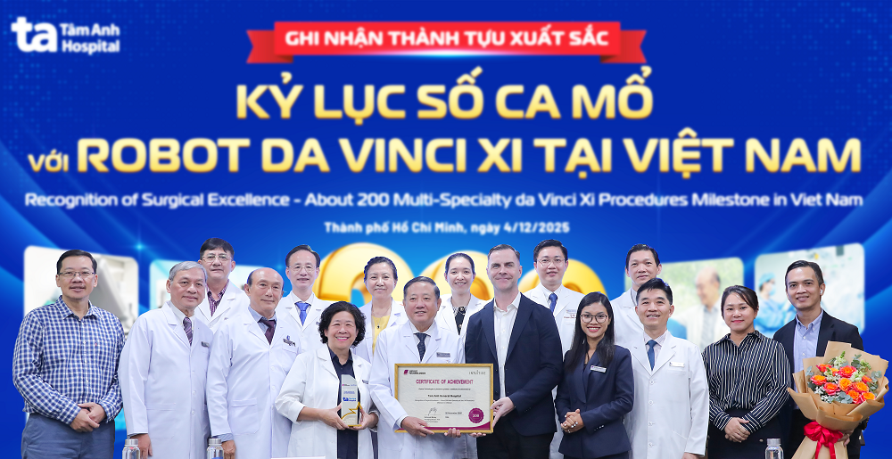 Đại diện đội ngũ chuyên gia, bác sĩ BVĐK Tâm Anh nhận Chứng nhận kỷ lục và kỹ thuật mổ xuất sắc với Robot Da Vinci Xi thế hệ mới - Ảnh: BVĐK Tâm Anh