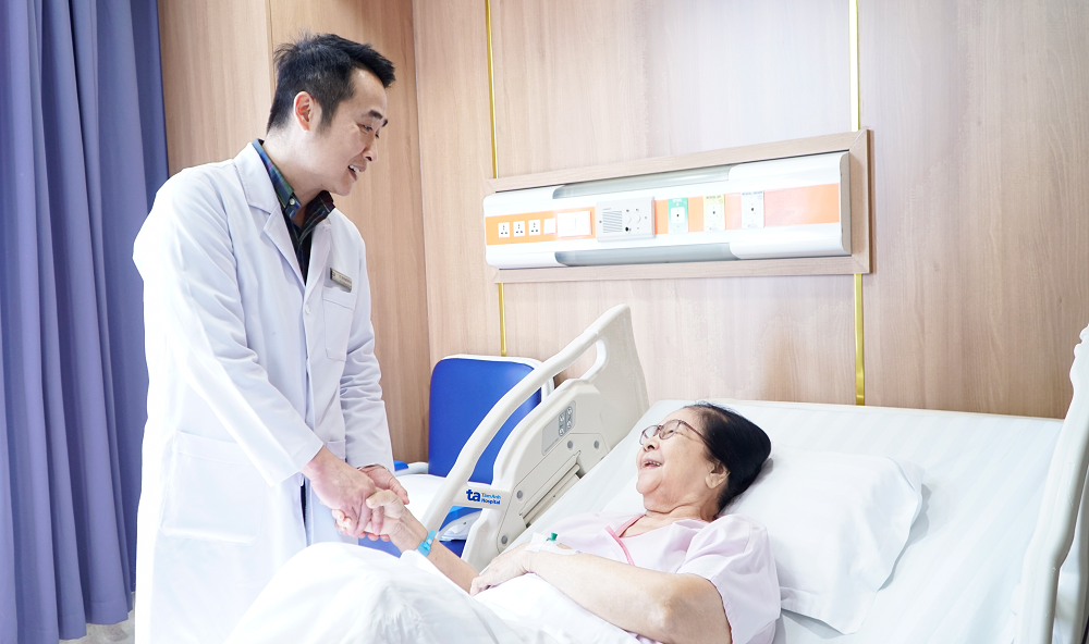 Bà Nốp cảm ơn bác sĩ Trung tâm Sản phụ khoa đã phẫu thuật cho bà bằng Robot thế hệ mới, giúp ca mổ an toàn, nhẹ nhàng - Ảnh: BVĐK Tâm Anh