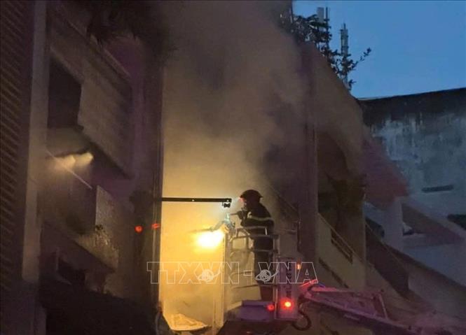 Cảnh sát chữa cháy nỗ lực dập lửa. Ảnh: TTXVN phát