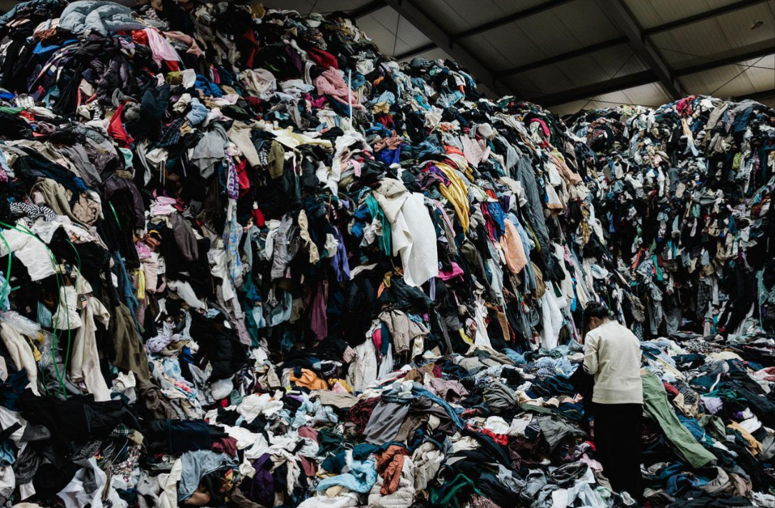 Quần áo bỏ đi được chất đống bên trong kho của một công ty thương mại ở Goyang, tỉnh Gyeonggi, trong bức ảnh chụp năm 2023 này. - Ảnh: Koreatimes