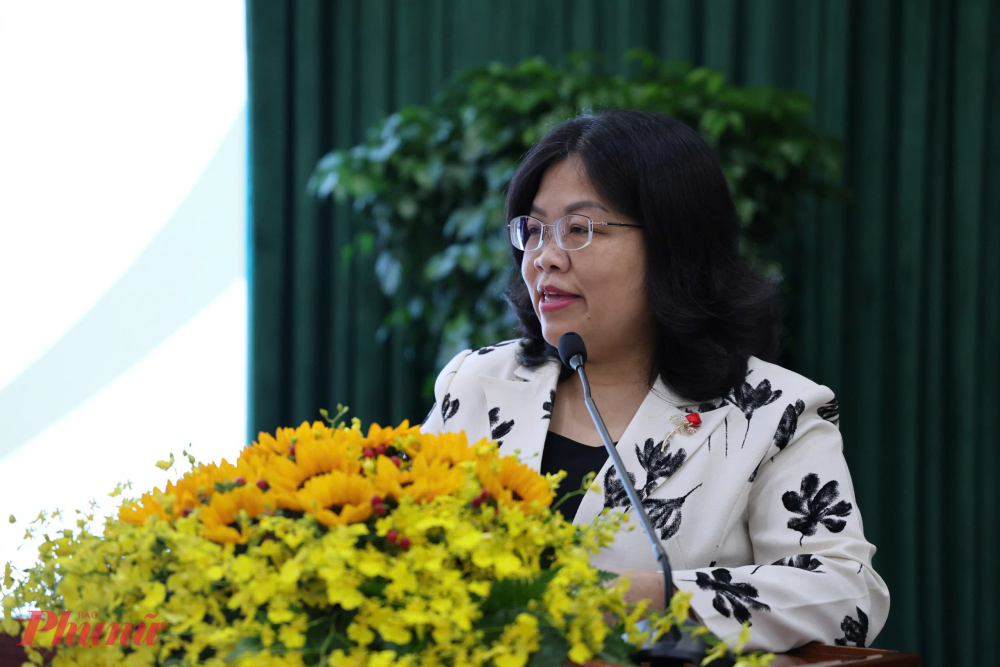 Bà Nguyễn Trường Nhật Phượng - Phó chủ tịch HĐND TPHCM phát biểu tại hội thảo - Ảnh: Thanh Tâm