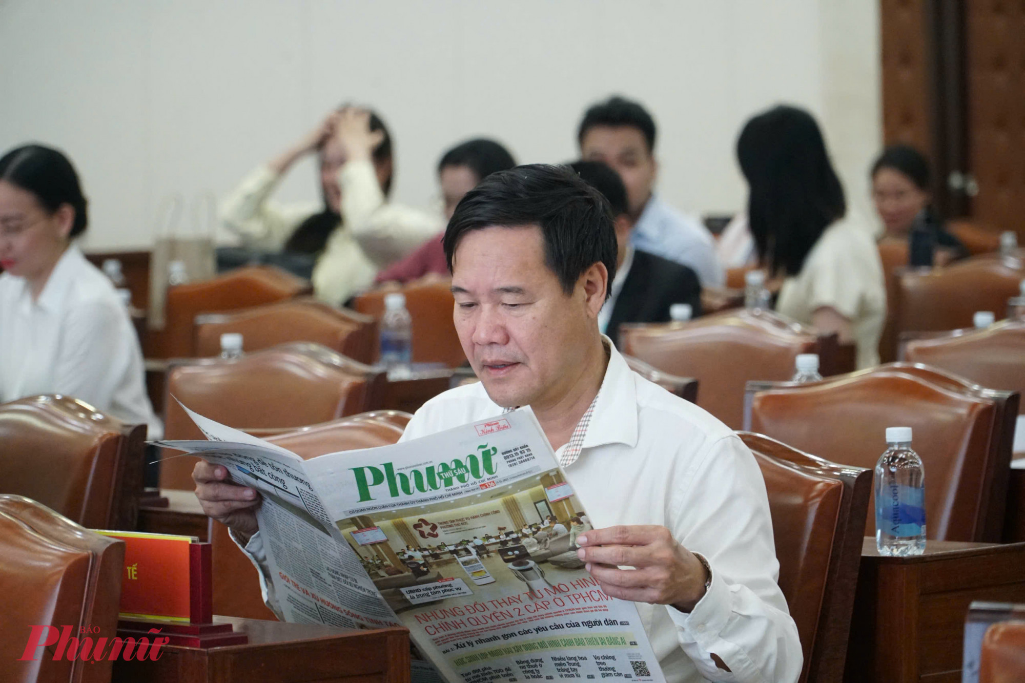 Các đại biểu đọc loạt bài “Những đổi thay từ mô hình chính quyền 2 cấp ở TPHCM” trên Báo Phụ nữ TPHCM trước khi diễn ra hội thảo - Ảnh: Thanh Tâm