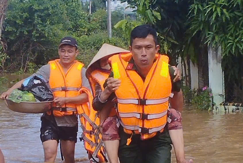 Lực lượng chức năng tổ chức di dời người dân ra khỏi vùng ngập - Ảnh: CACC