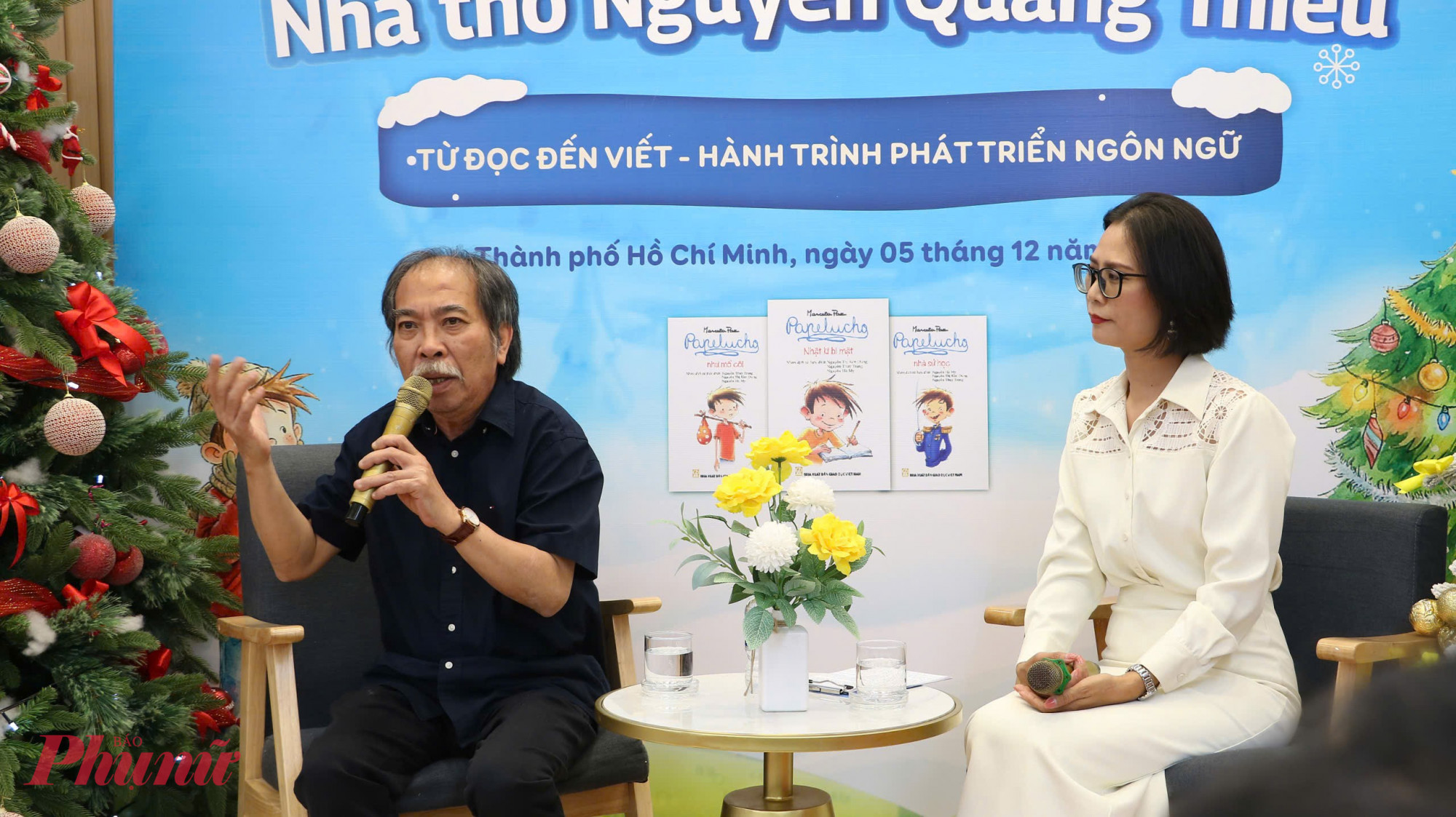 Nhà thơ Nguyễn Quang Thiều (bên trái) trăn trở khi thói quen đọc sách ở trẻ em ngày càng ít đi - Ảnh: Trang Thư