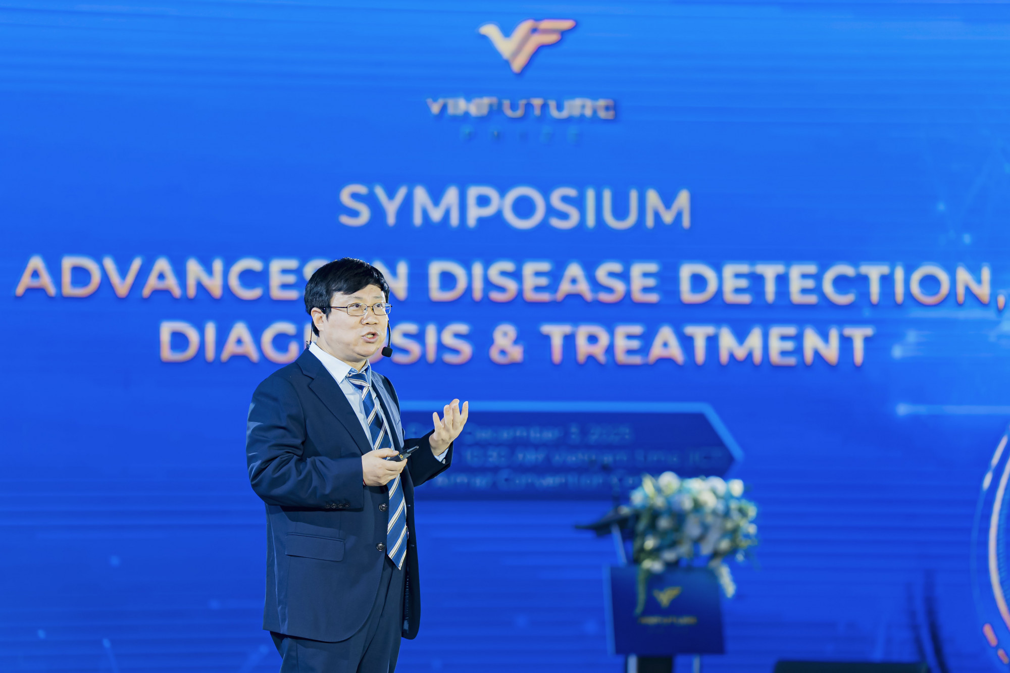 GS. Chuanbin Mao từ Đại học Trung văn Hồng Kông chia sẻ tại tọa đàm - Ảnh: Quỹ VinFuture