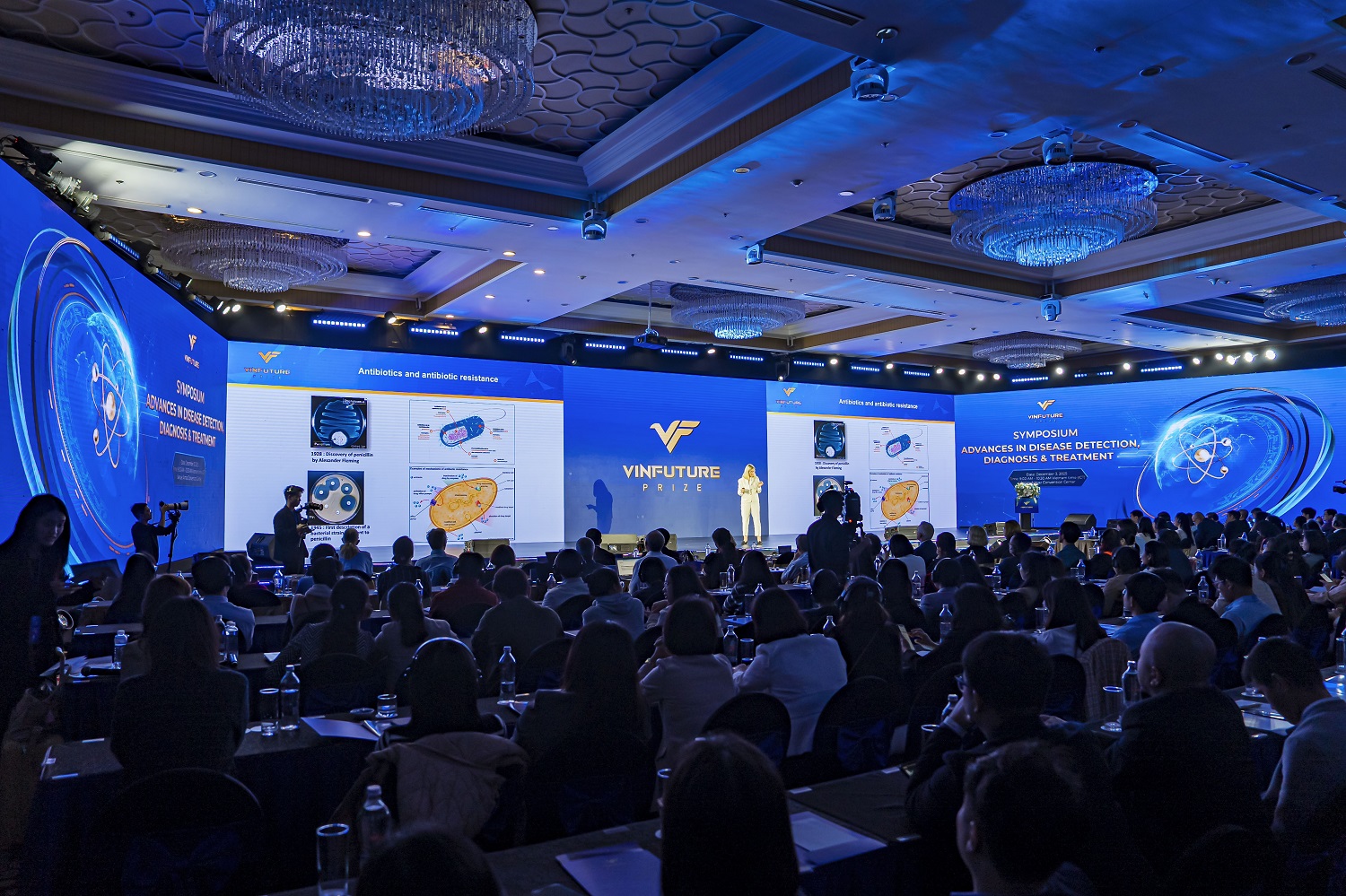 GS. Pascale Cossart - nhà nghiên cứu tiên phong trong lĩnh vực vi sinh vật học tế bào đến từ Viện Pasteur Paris (Pháp), thành viên Hội đồng Giải thưởng VinFuture - chia sẻ tại tọa đàm - Ảnh: Quỹ VinFuture