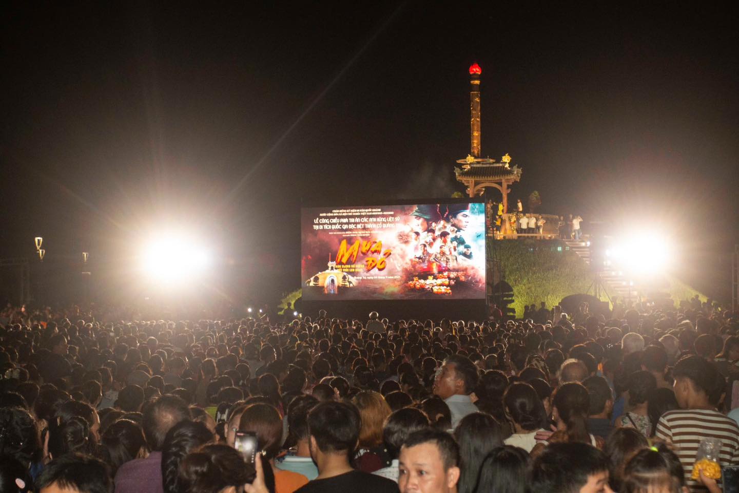 Buổi công chiếu Mưa đỏ tại Quảng Trị thu hút hàng ngàn người tham gia