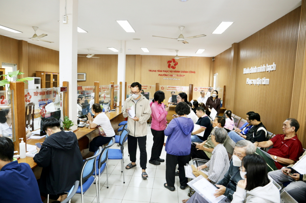 Người dân hài lòng khi làm thủ tục tại Trung tâm Phục vụ hành chính công phường Hạnh Thông